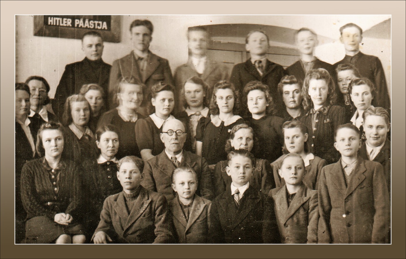 Juuru täienduskooli õpetajad ja õpilased saksa ajal