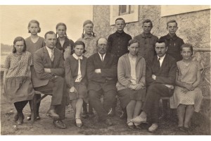 Juuru algkooli lõpetajad ja õpetajad 1930. aastal.